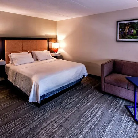Hampton Inn & Suites Staten Island-3
