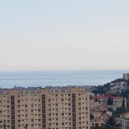 NEW CHEAP PRIVATE ROOM, KITCHEN , OVERWIEUW sea,TRAM on spot, 12 minutes from nice train station with tram , beach in 17 min tram , CHAMBRE PRIVÉE pas cher, cuisine équipée , tram sur place, APERÇU mer, 12 min de la gare de Nice avec le tram, 17 min-3