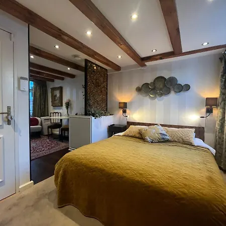 The Smallest Hotel In Amsterdam-3