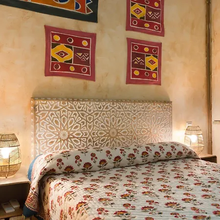 Hostal Artistic B&B-3