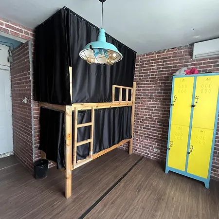 Lola Backpacker'S Hostel-2
