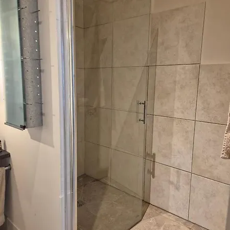 Suite indépendante avec 1 chambre et 1 bureau-3