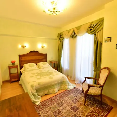 Au Pied du Chateau-3