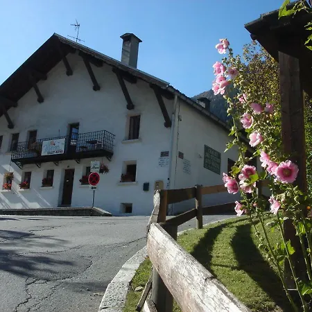Chalet-Ski-Station-2