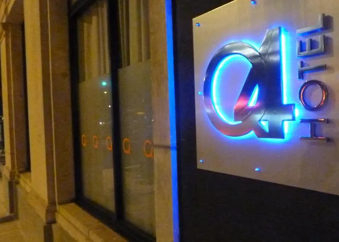 Q4 Hotel And Hostel New York