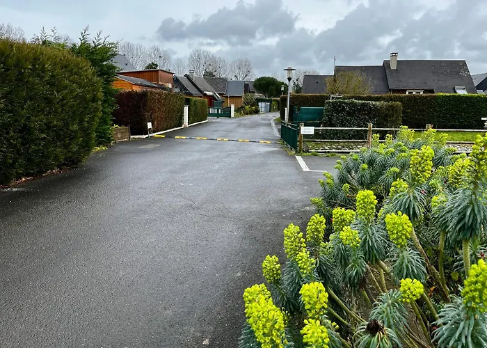 Agréable chalet dans un site protégé avec terrasse, piscine et tennis Cabourg
