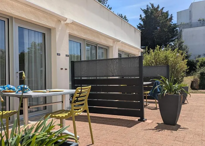 Résidence avec Piscine face au port 200m plage La Rochelle 